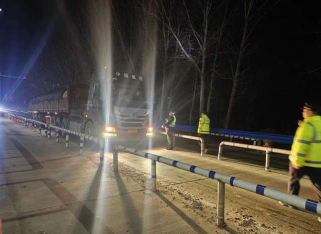 0637343099176496.jpg 交通执法.jpg