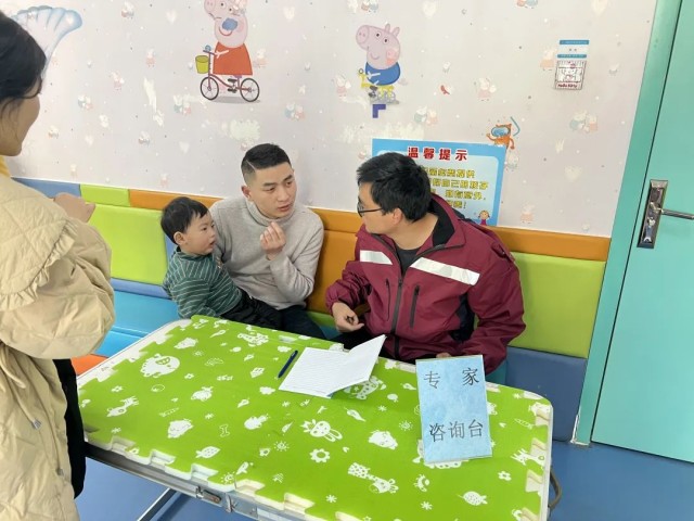 0639585668424530.jpg 市疾控中心专家到社区门诊答疑解惑.jpg