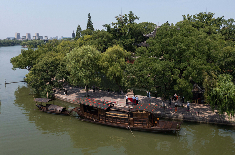 2022年7月27日，南湖紅船?？吭谡憬〖闻d市南湖旅游區(qū)的湖心島旁。