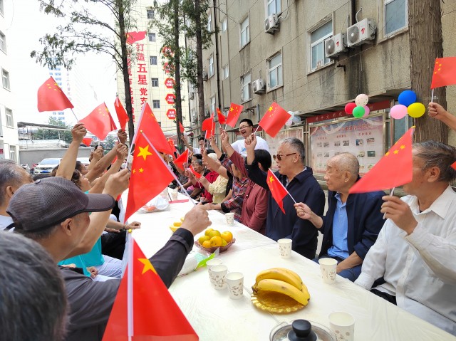 唱国歌吃蛋糕_我与祖国同庆生(分离图)1(2483905)-20240927085833.jpg
