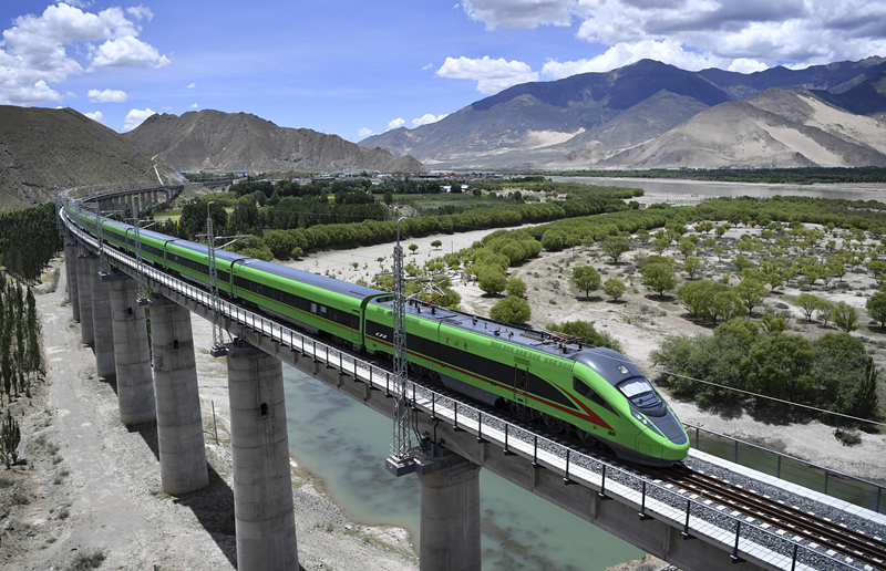 2022年6月22日，復(fù)興號(hào)列車行駛在西藏山南境內(nèi)。