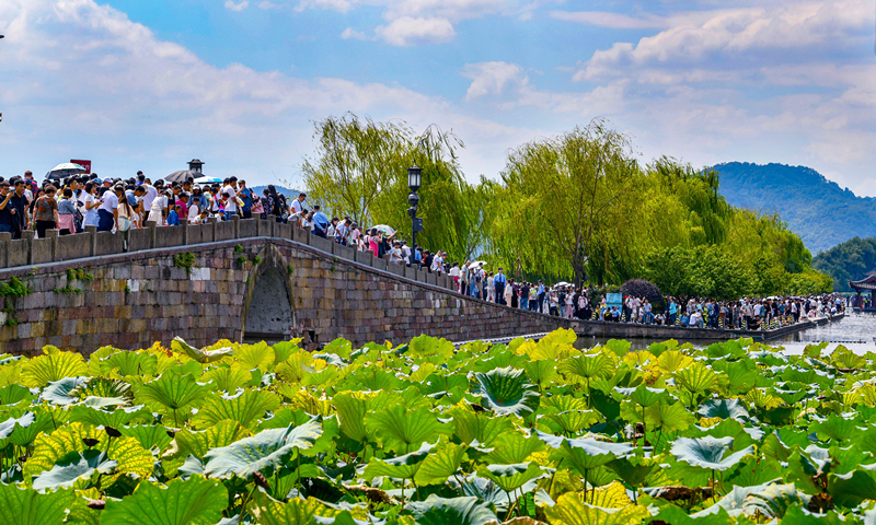 2024年10月4日，杭州西湖景區(qū)迎來(lái)國(guó)慶假期旅游高峰。