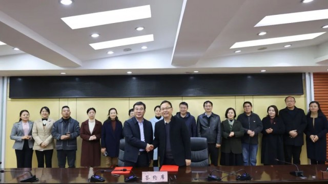 漯河职业技术学院与舞阳县人民政府签订框架合作协议.jpg