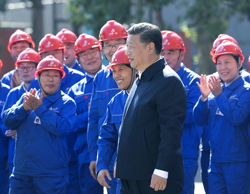 2018年9月26日，在中國一重集團(tuán)，習(xí)近平總書記走到工人中間，同大家親切交流。