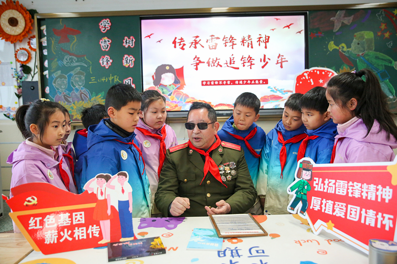2025年3月3日，江蘇南通如皋市安定小學里，傷殘軍人許波銀在思政小課堂上向學生講述雷鋒故事。