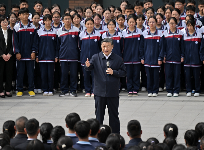 2024年6月18日，習近平總書記在青海果洛西寧民族中學考察時，同師生們親切交流。