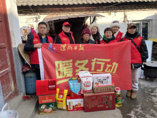 在“暖冬行动”中，爱心人士走进困难群众家中送去救助物资.jpg