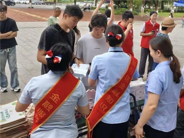 进校园.jpg