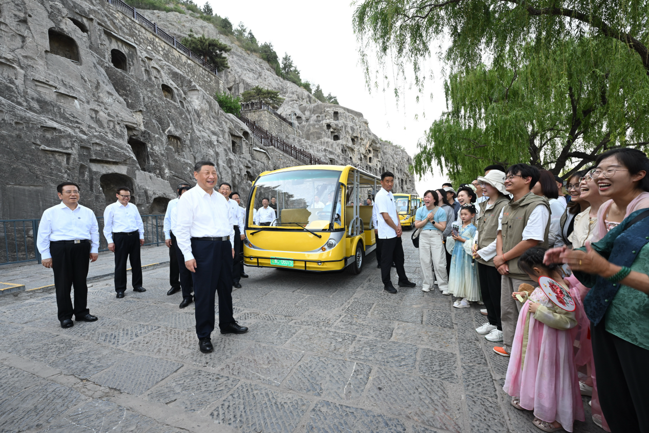 5月19日，習(xí)近平在洛陽(yáng)龍門石窟考察時(shí)，同游客親切交流。