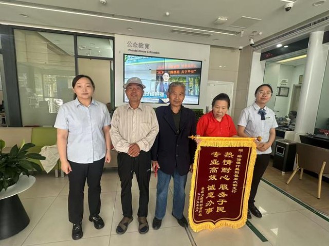 東大街錦旗.jpg