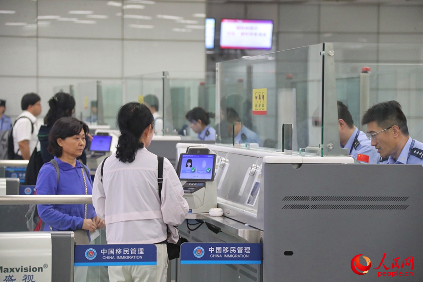 新鄭國際機場內等待入境的旅客。人民網 霍亞平攝