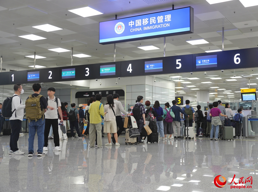 新鄭國際機場內等待入境的旅客。人民網 霍亞平攝
