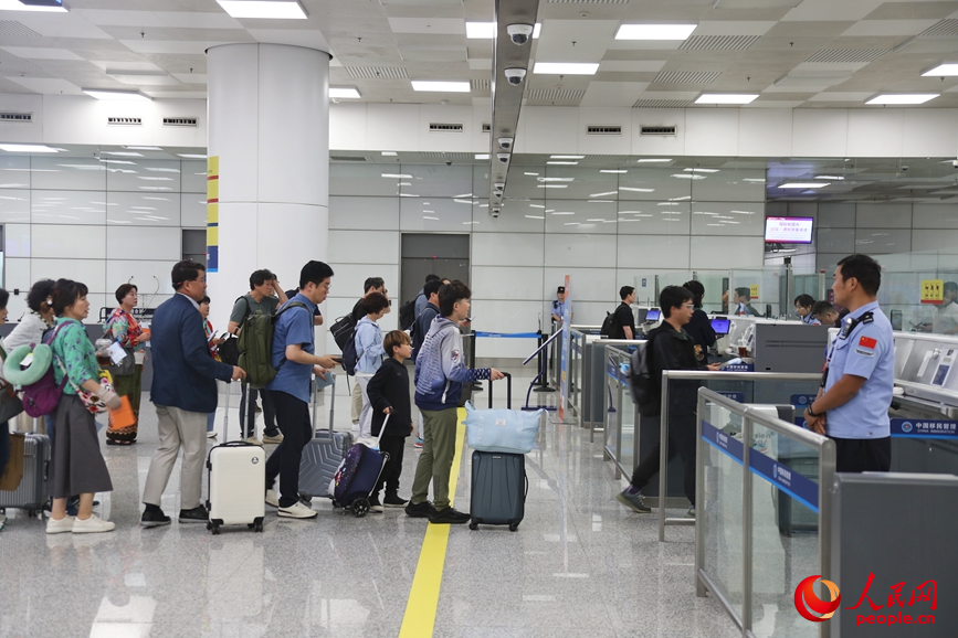 新鄭國際機場內等待入境的旅客。人民網 霍亞平攝