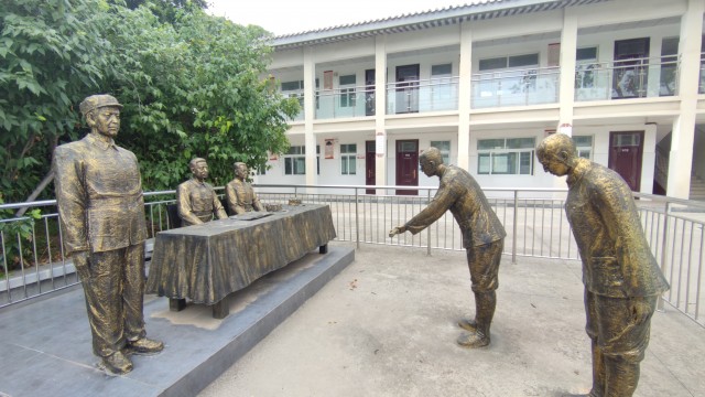 二中校园内的日军投降塑像.jpg