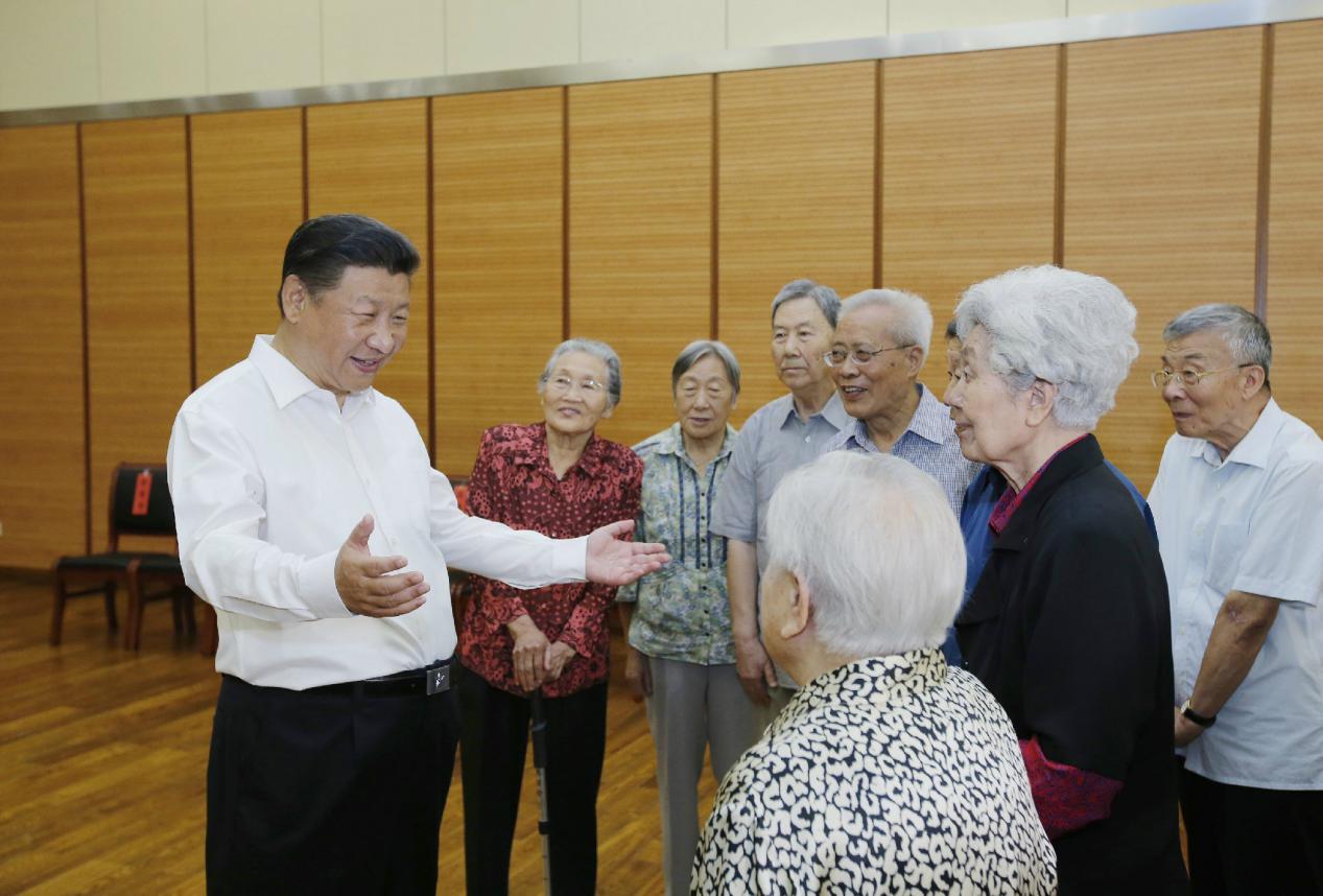2016年9月9日，習近平總書記來到北京市八一學校，同母校老教師們親切交談。