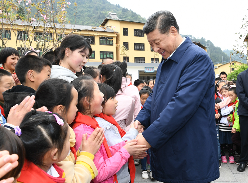 2019年4月15日，習近平總書記來到重慶市石柱土家族自治縣中益鄉(xiāng)小學看望老師和同學們，并同他們親切交流。
