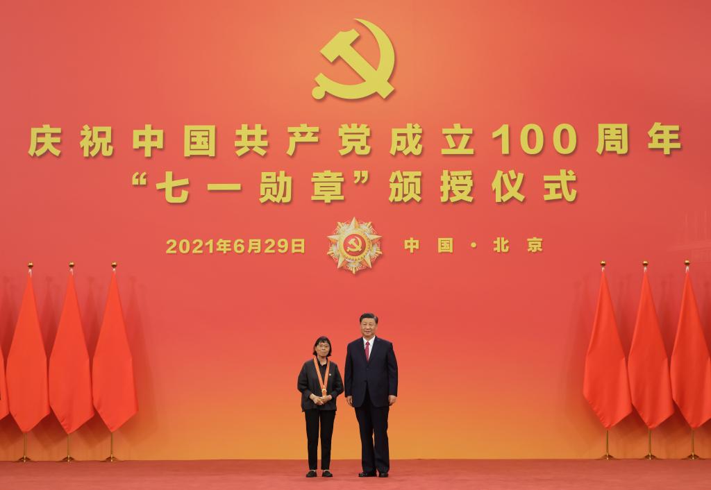 2021年6月29日，習近平總書記向“七一勛章”獲得者張桂梅頒授勛章。