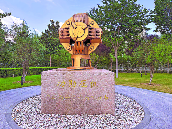 三磨所中國第一臺鉸鏈式六面頂壓機。王佳寧 攝