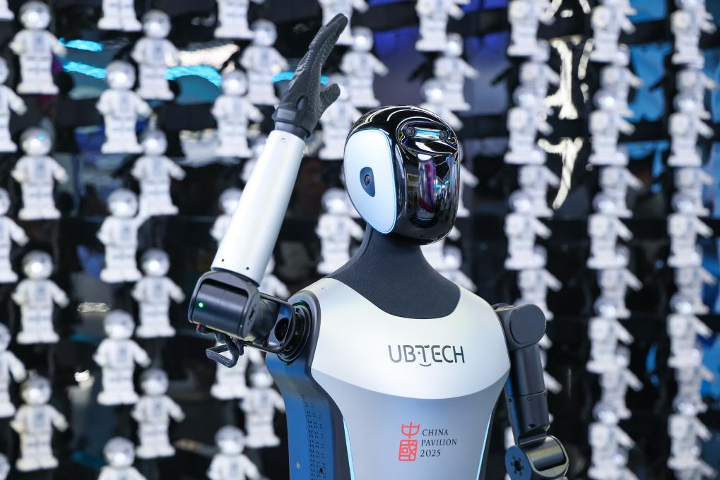 △ 2025年4月23日，在深圳優(yōu)必選科技展廳內(nèi)，商用版人形機(jī)器人Walker C向觀眾揮手致意。