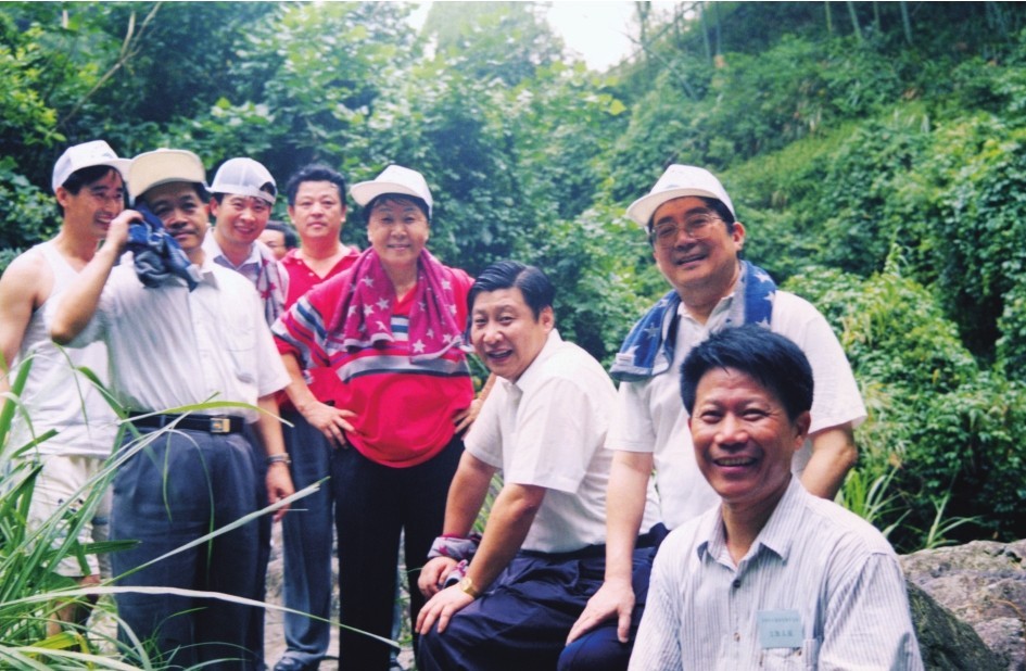 1999年6月，習(xí)近平在福州森林公園參加紀(jì)念毛主席“發(fā)展體育運(yùn)動，增強(qiáng)人民體質(zhì)”題詞47周年登山健身活動。（圖片來源：《習(xí)近平在福建（下冊）》