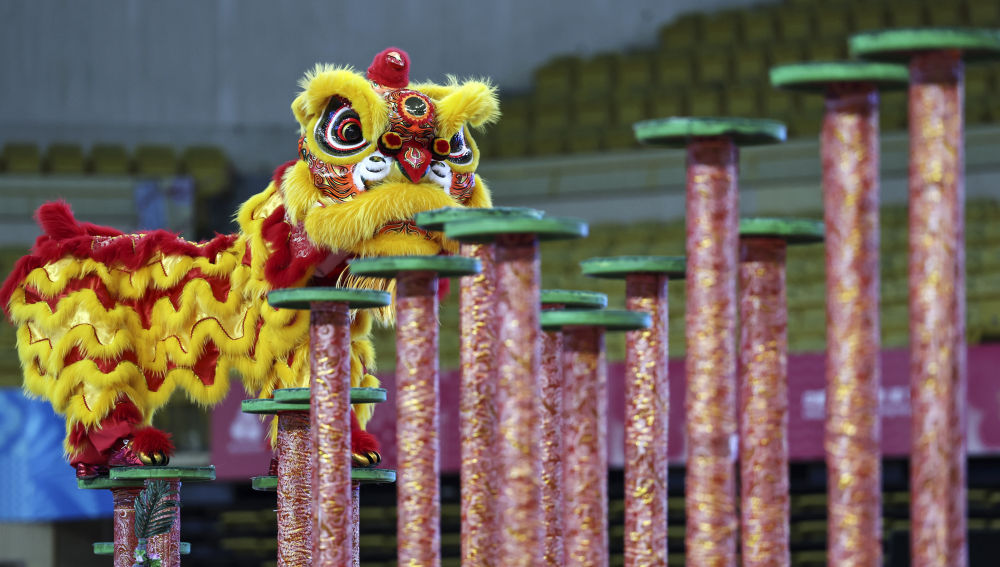  11月11日，粵港澳聯(lián)隊(duì)在第十五屆全國(guó)運(yùn)動(dòng)會(huì)群眾展演舞龍舞獅南獅自選項(xiàng)目決賽中獲得一等獎(jiǎng)。新華社記者 王鵬 攝