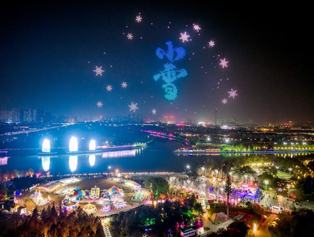 0903297136350637.jpg “千机飞”演绎“小雪”光影秀 书写冬日(2982691)-20251124085828.jpg