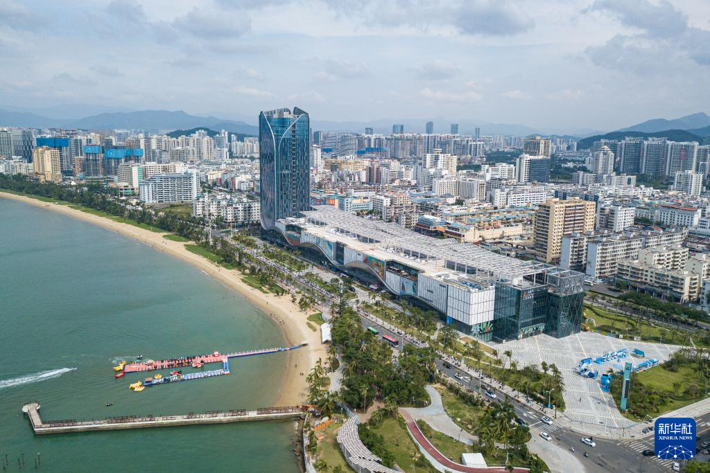 海南自貿(mào)港重點(diǎn)園區(qū)&mdash;&mdash;三亞中央商務(wù)區(qū)（無(wú)人機(jī)照片，11月1日攝）。新華社記者 蒲曉旭攝