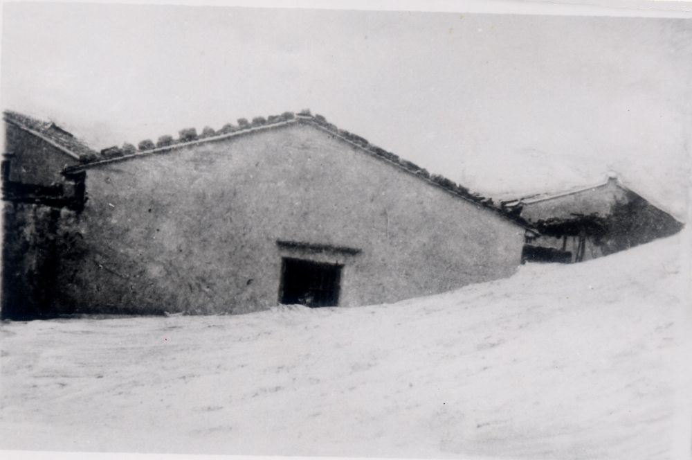 昔日的東山島風(fēng)沙掩埋部分村民村舍（資料照片）。