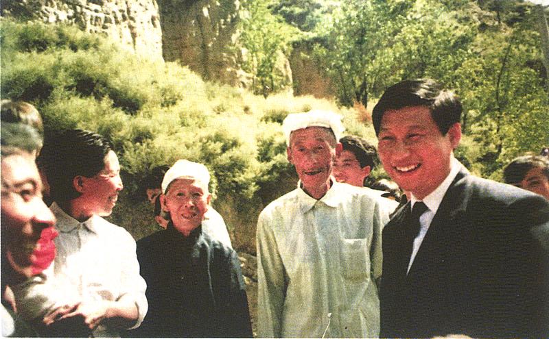 1993年9月27日,习近平回到梁家河看望乡亲们。