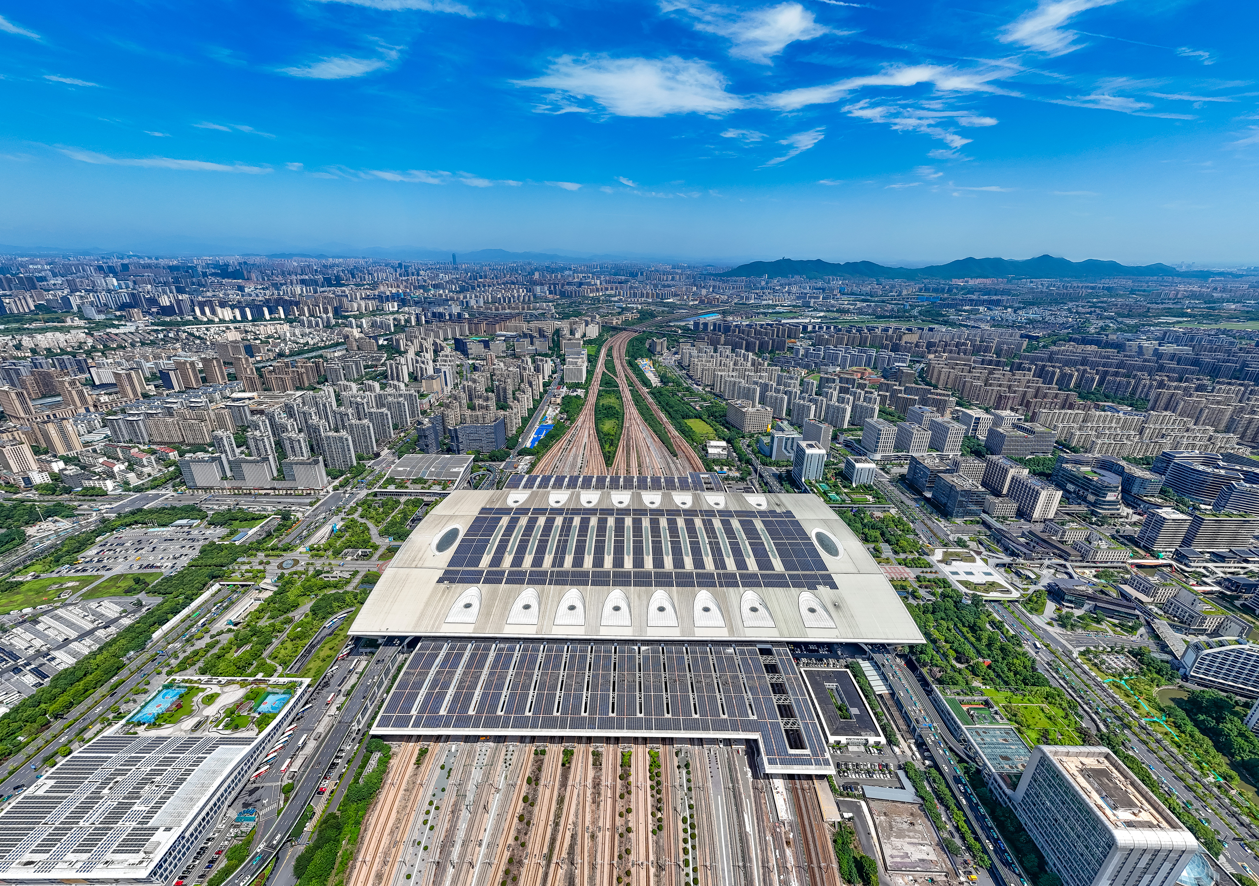 2025年10月29日，浙江杭州，航拍杭州東站站房屋頂及南北雨棚光伏發(fā)電方陣。