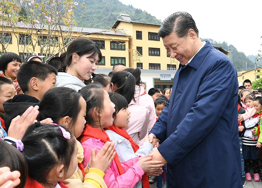 2019年4月15日下午,习近平总书记在重庆石柱土家族自治县中益乡小学同学生们亲切交谈,询问他们学习和生活情况。