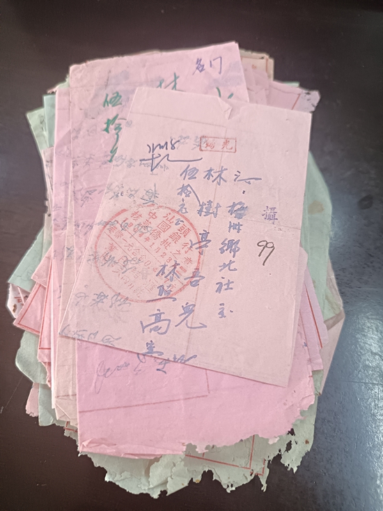 2026年9月10日上午,汕头市民最新捐赠的37封“侨批”。汕头市侨批文物馆供图 2026年9月10日上午,汕头市民最新捐赠的37封“侨批”。汕头市侨批文物馆供图