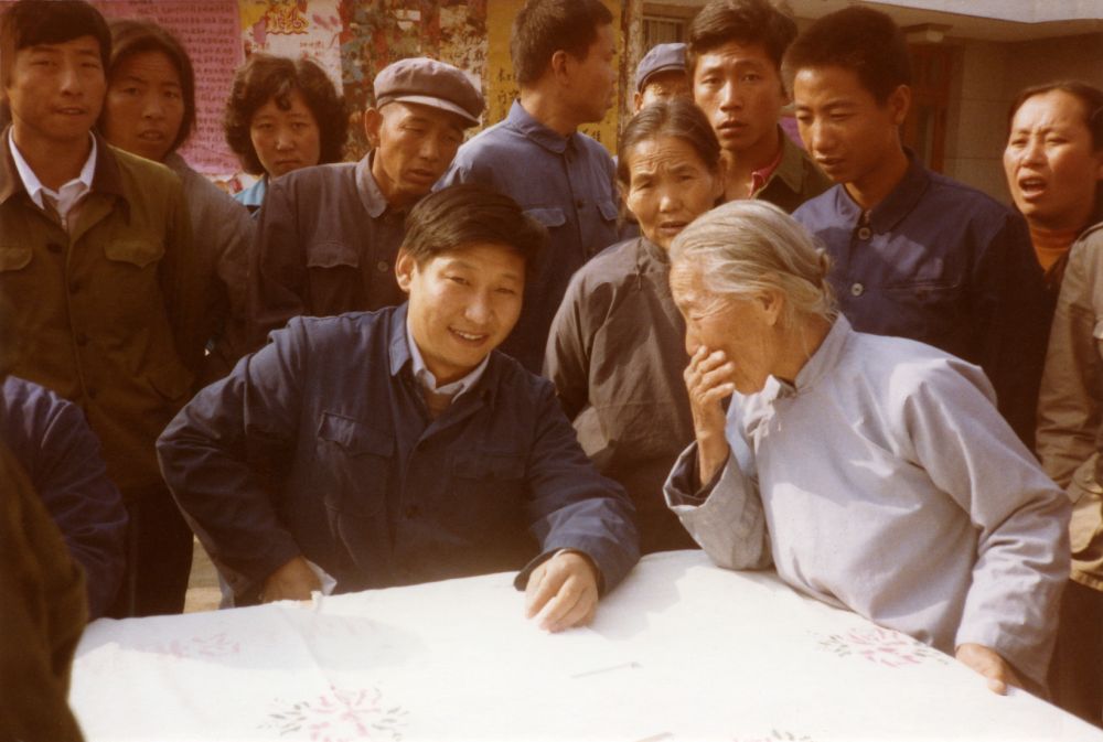 1983年,时任河北正定县委书记的习近平临时在大街上摆桌子听取老百姓意见。
