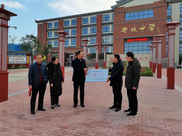 郾城中学东校区被授予无烟单位称号