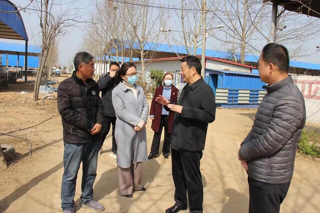 市领导调研"万企兴万村" 企村结对建设情况