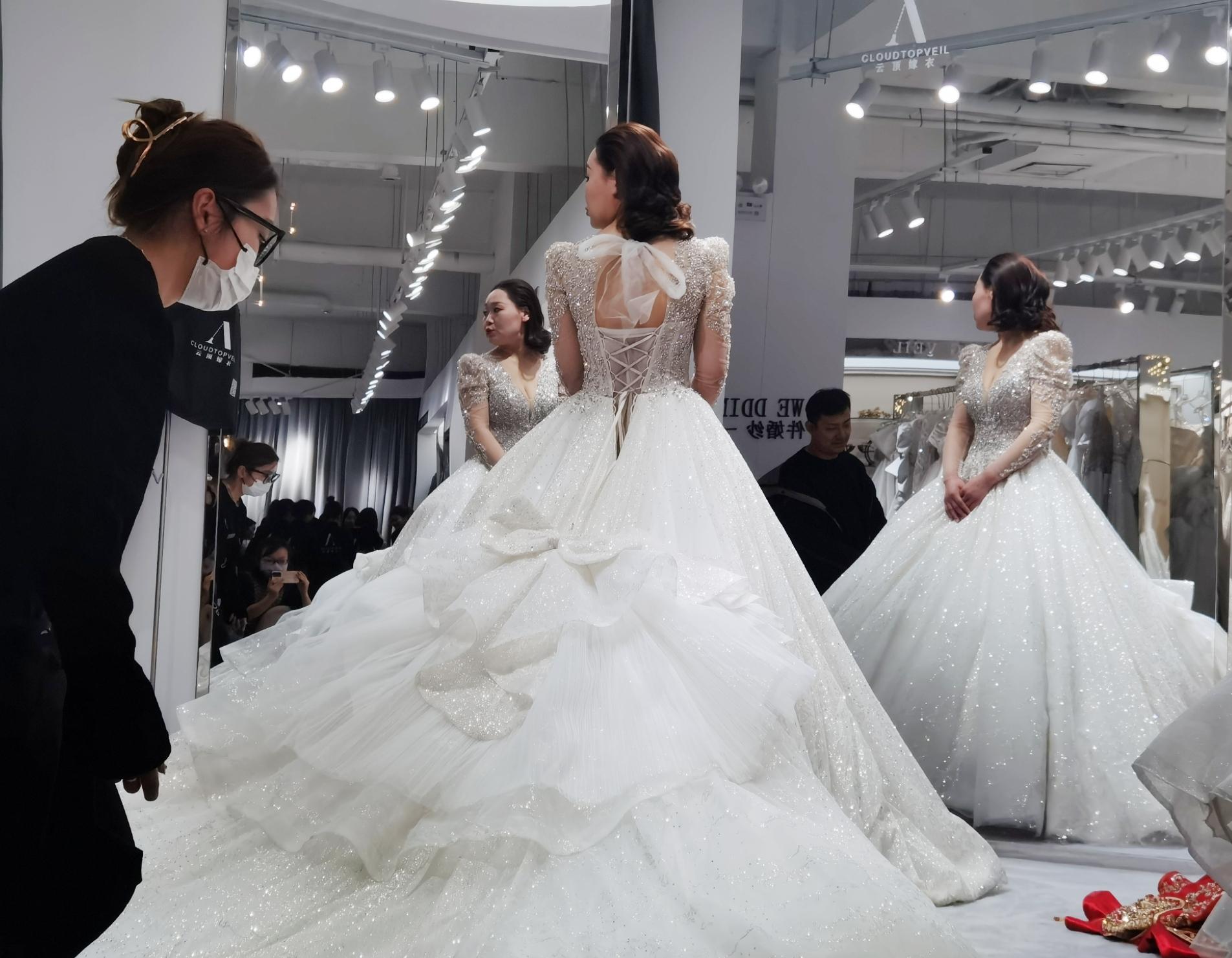 0917172621176461.jpg 5——记者在一线_ _兔年喜事多 婚庆(1815275)-20230221091656.jpg