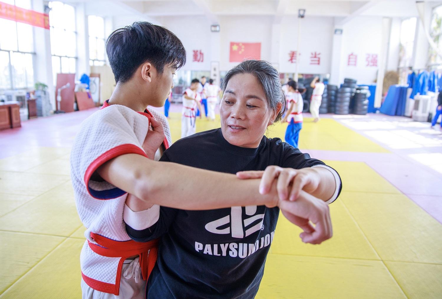 1033023018988937.jpg 5版---甘当运动员成长“铺路石”(5)-20231016102708.jpg