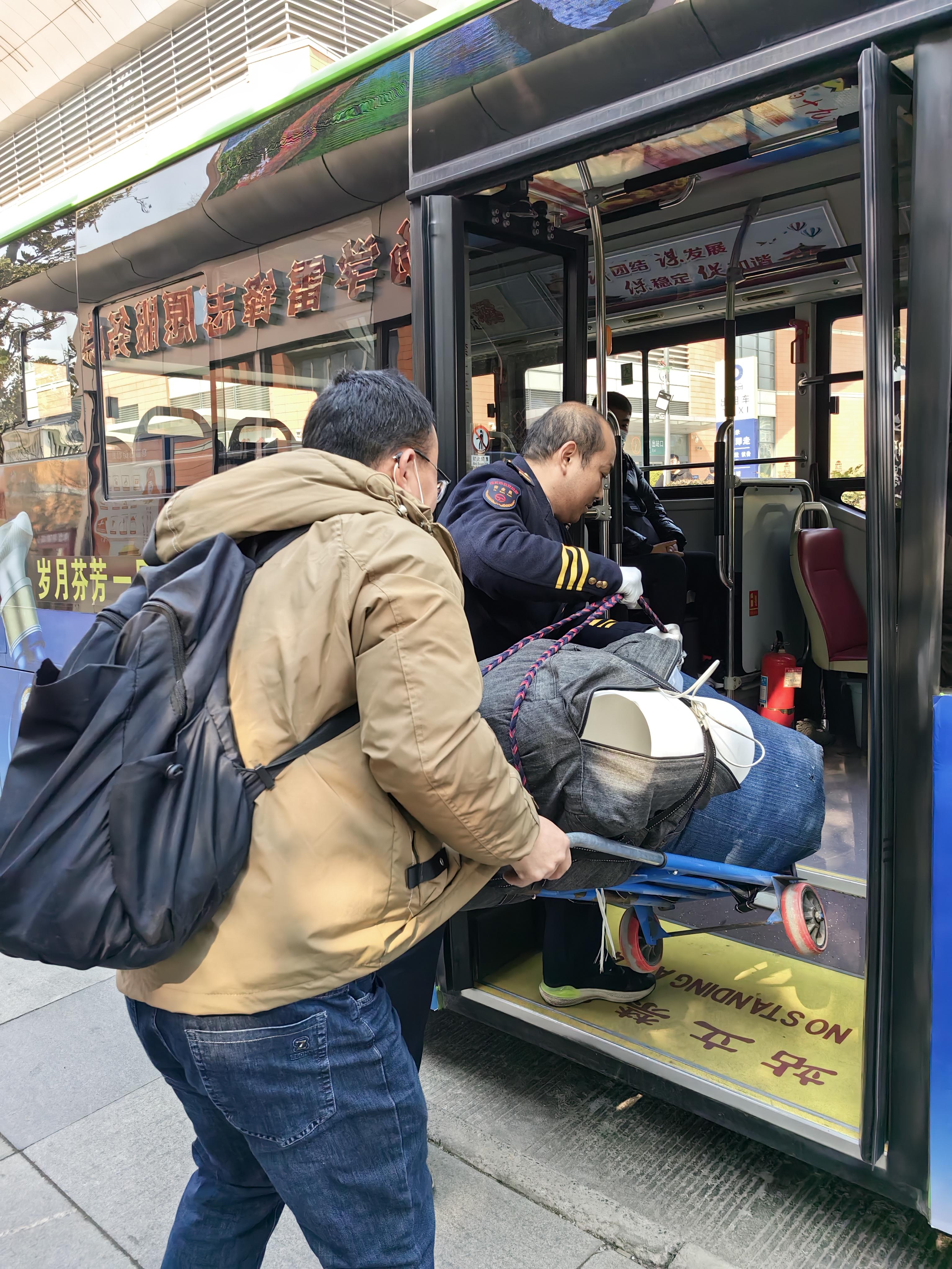 （新春走基层）公交温馨服务，让旅客感受回(2196167)-20240130085601.jpg