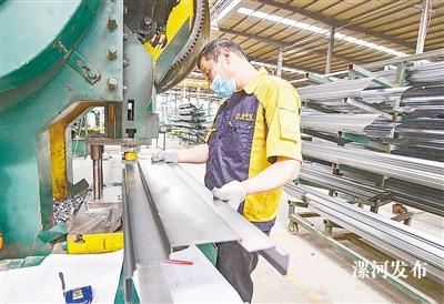 漯河江山天安新型建材有限公司生产车间里，工人正在赶订单.jpg