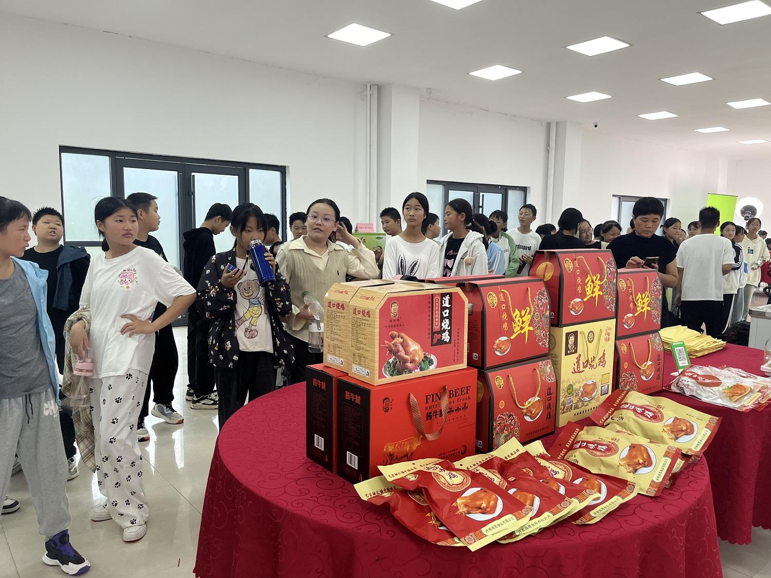 5（丰收节活动）河南老字号展馆人气旺(分(2475640)-20240920112130.jpg