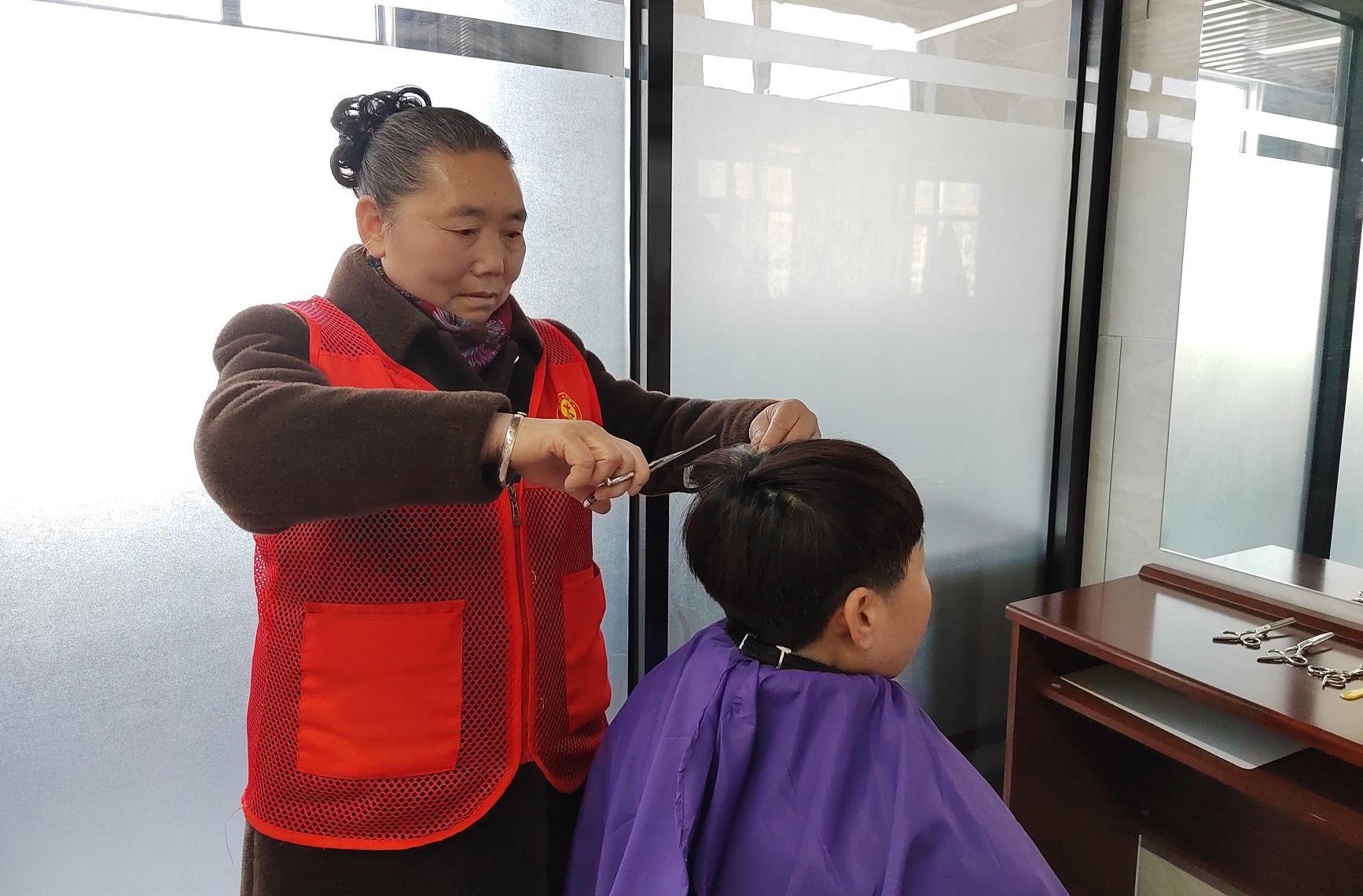 8（老年）一把剪刀传爱心  (分离图)1(2661524)-20250306092001.jpg