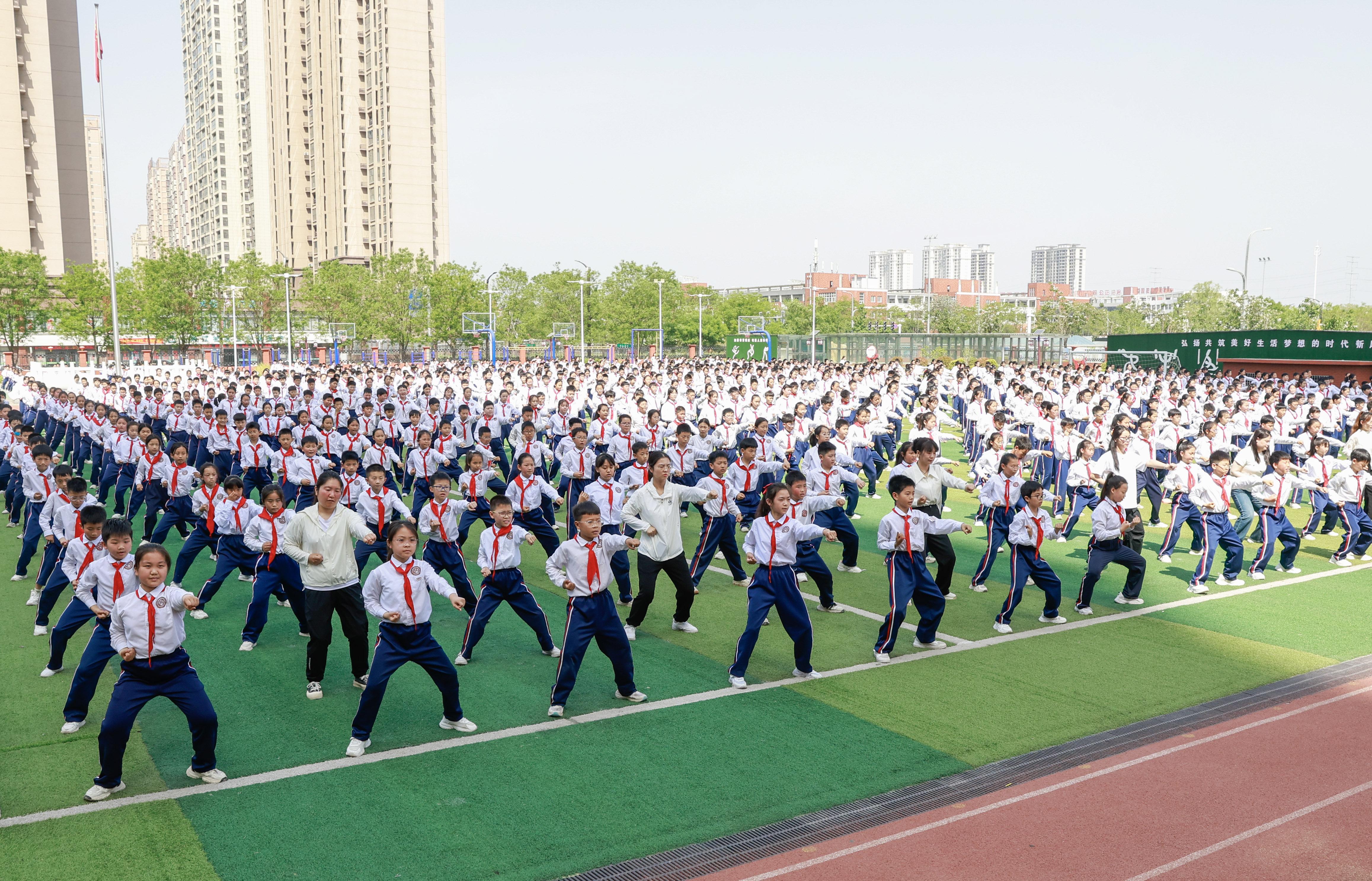 5——2空手道“武”动大课间(分离图)_(2716251)-20250422092853.jpg