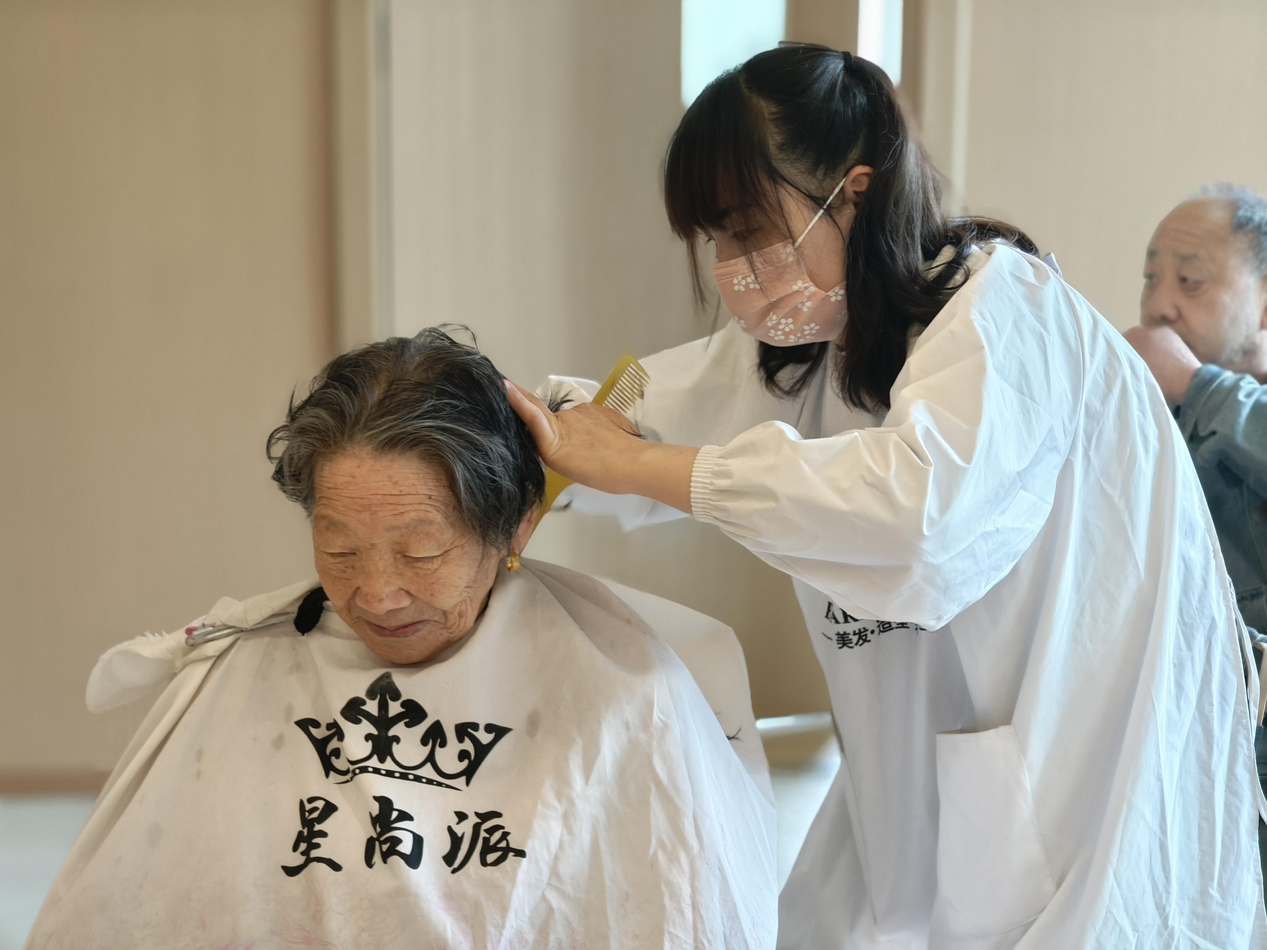 5——热心市民坚持义务为老人理发 (分离(2720169)-20250425092136.jpg