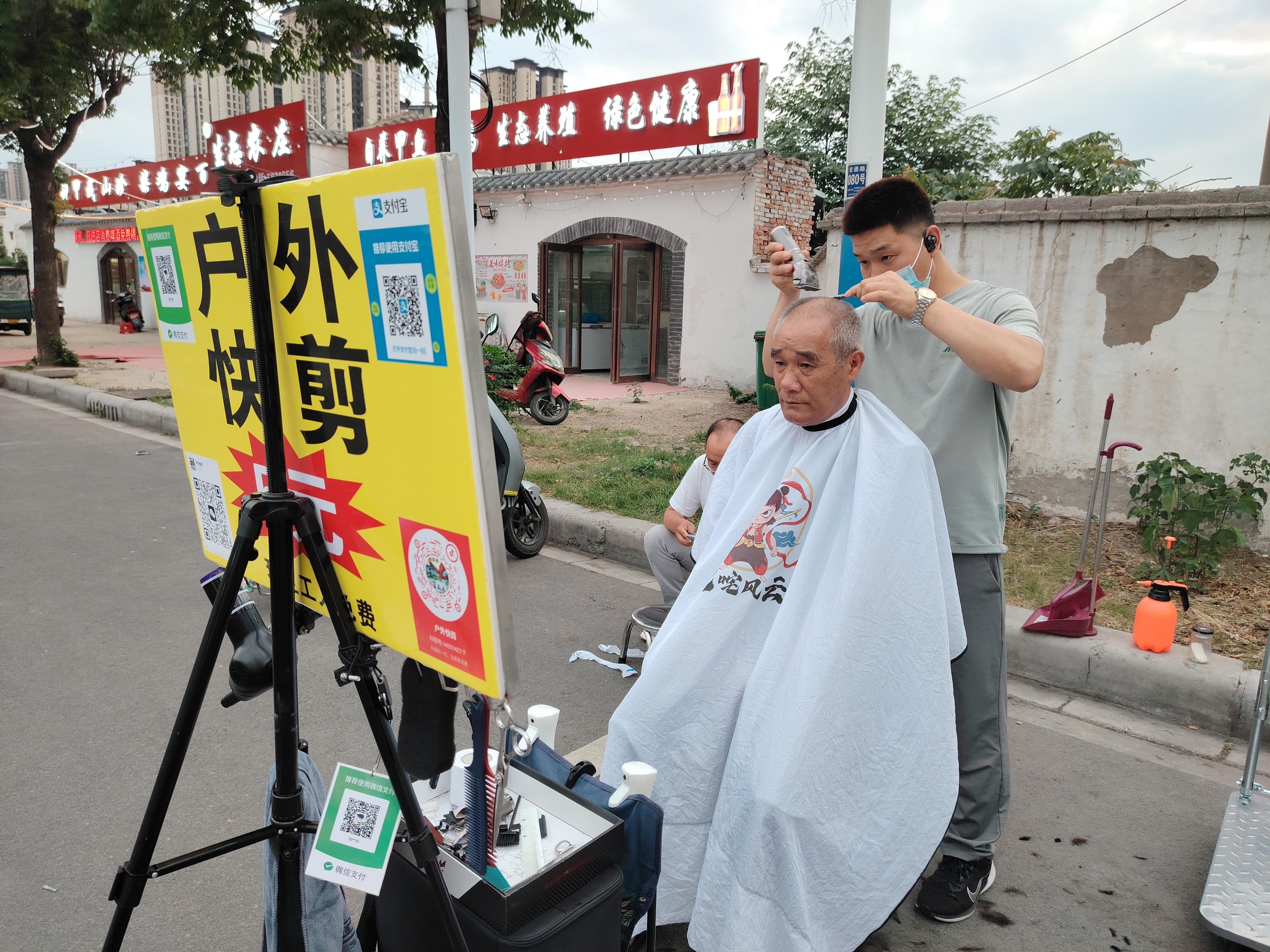 5——小伙兼职“户外快剪”用技能和爱心撑(2781285)-20250616085514.jpg