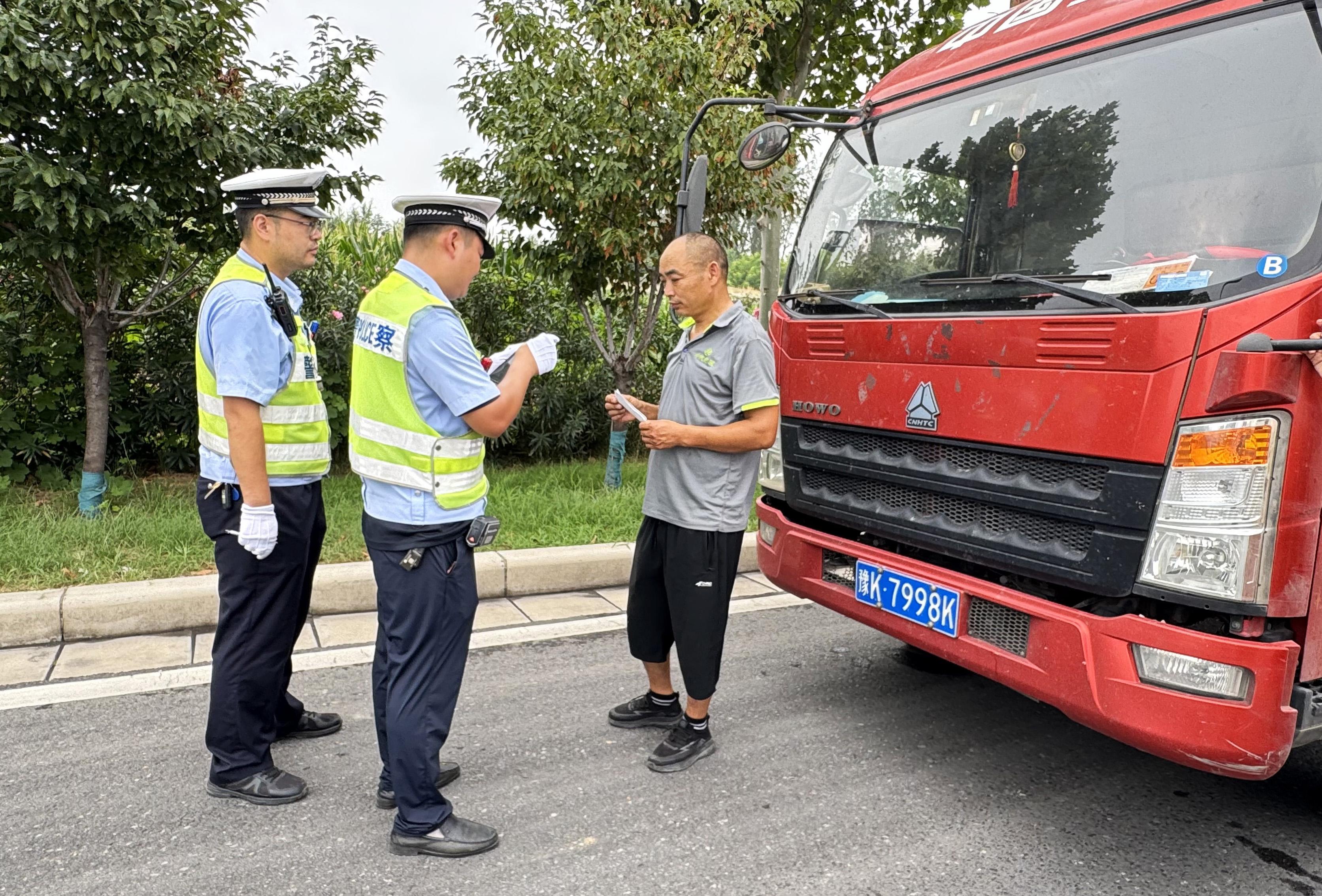 漯河交警雷霆出击 一小时查处多起大货车闯(2840081)-20250808094234.JPG
