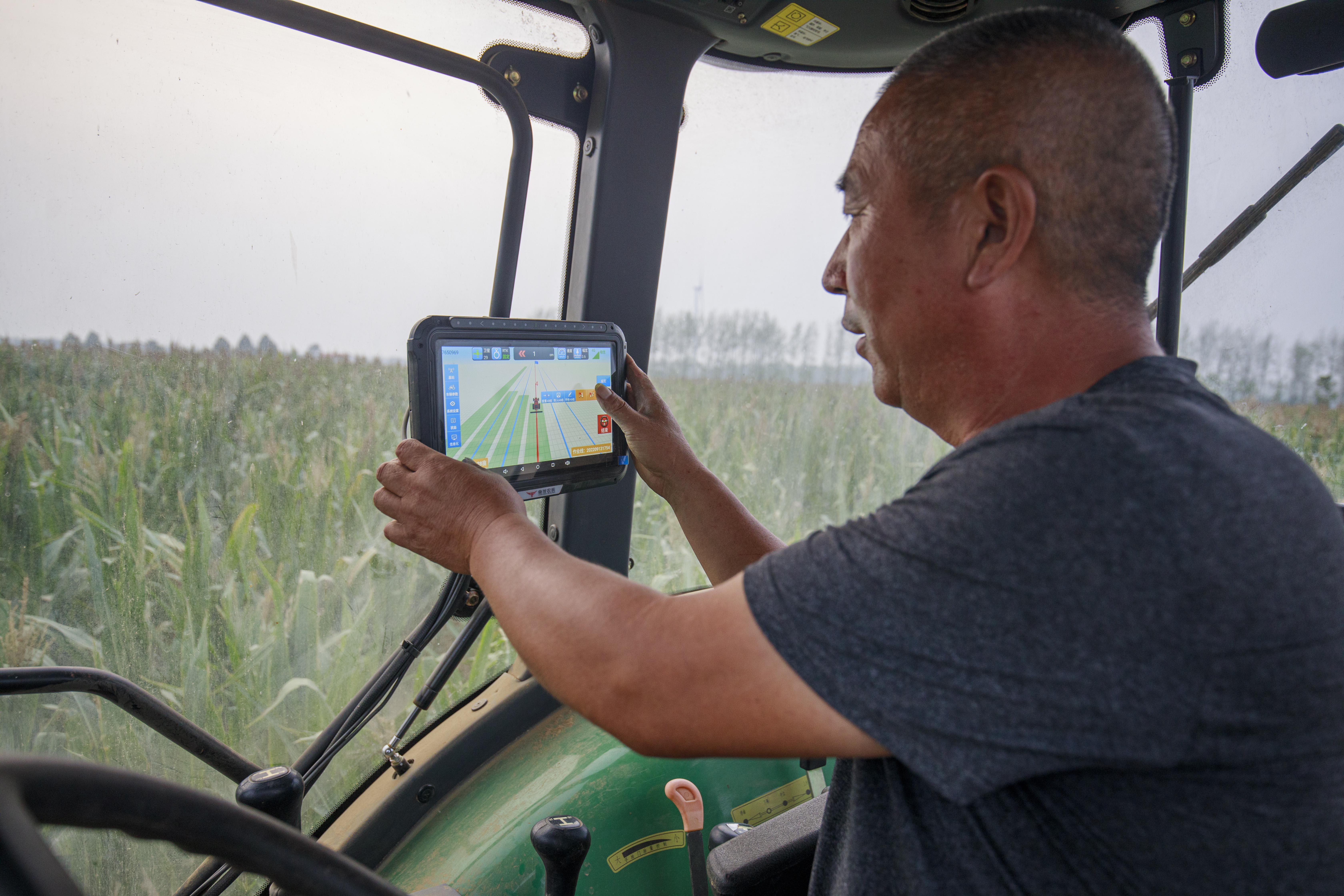 0858116133295234.jpg 舞阳县马村乡种植户调试农机上的5G设备。(2999005)-20251210085113.JPG