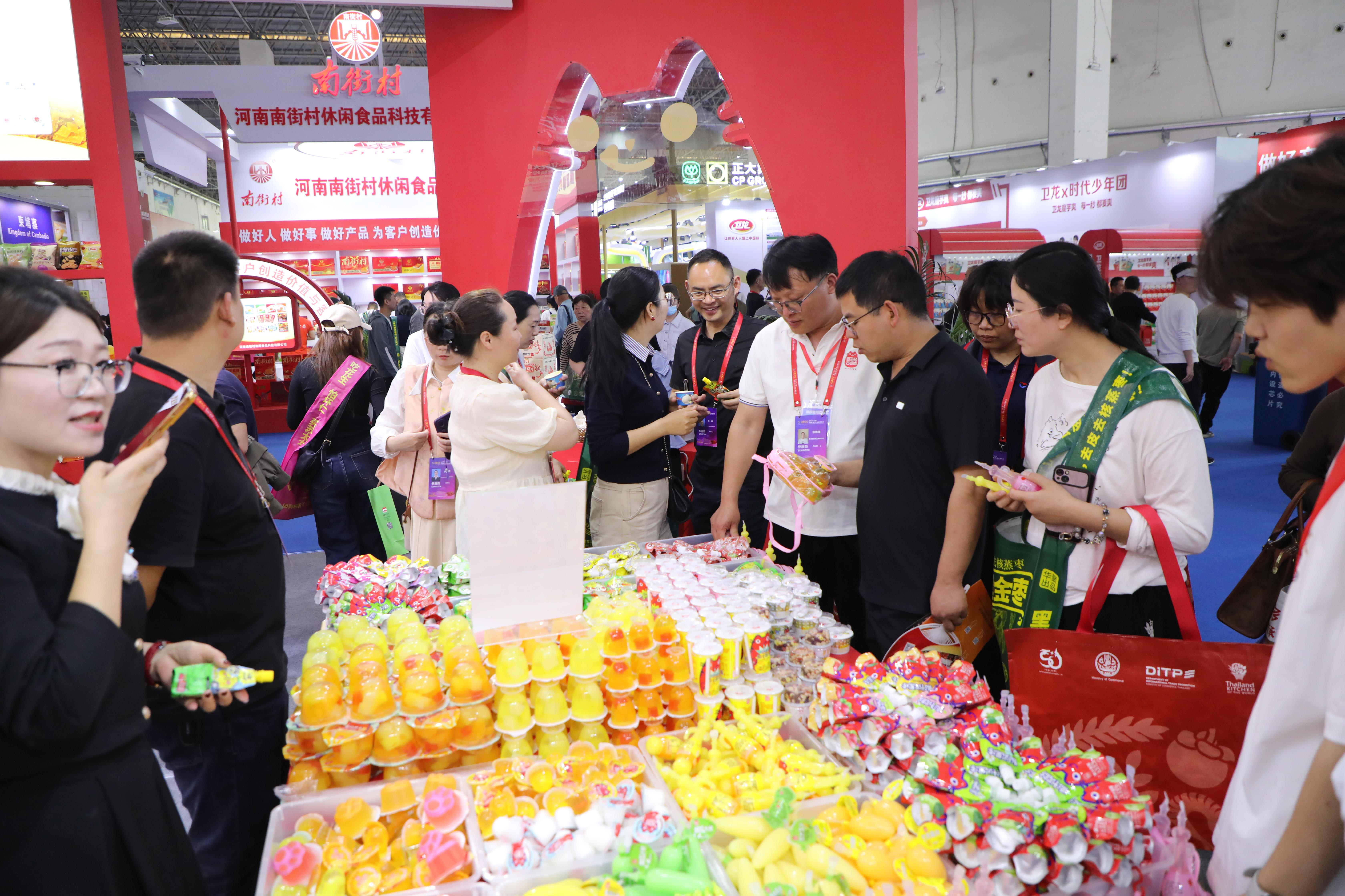 3版——展臺前訂單“飛” 漯河食博會喜盈(3132721)-20260422094746.JPG