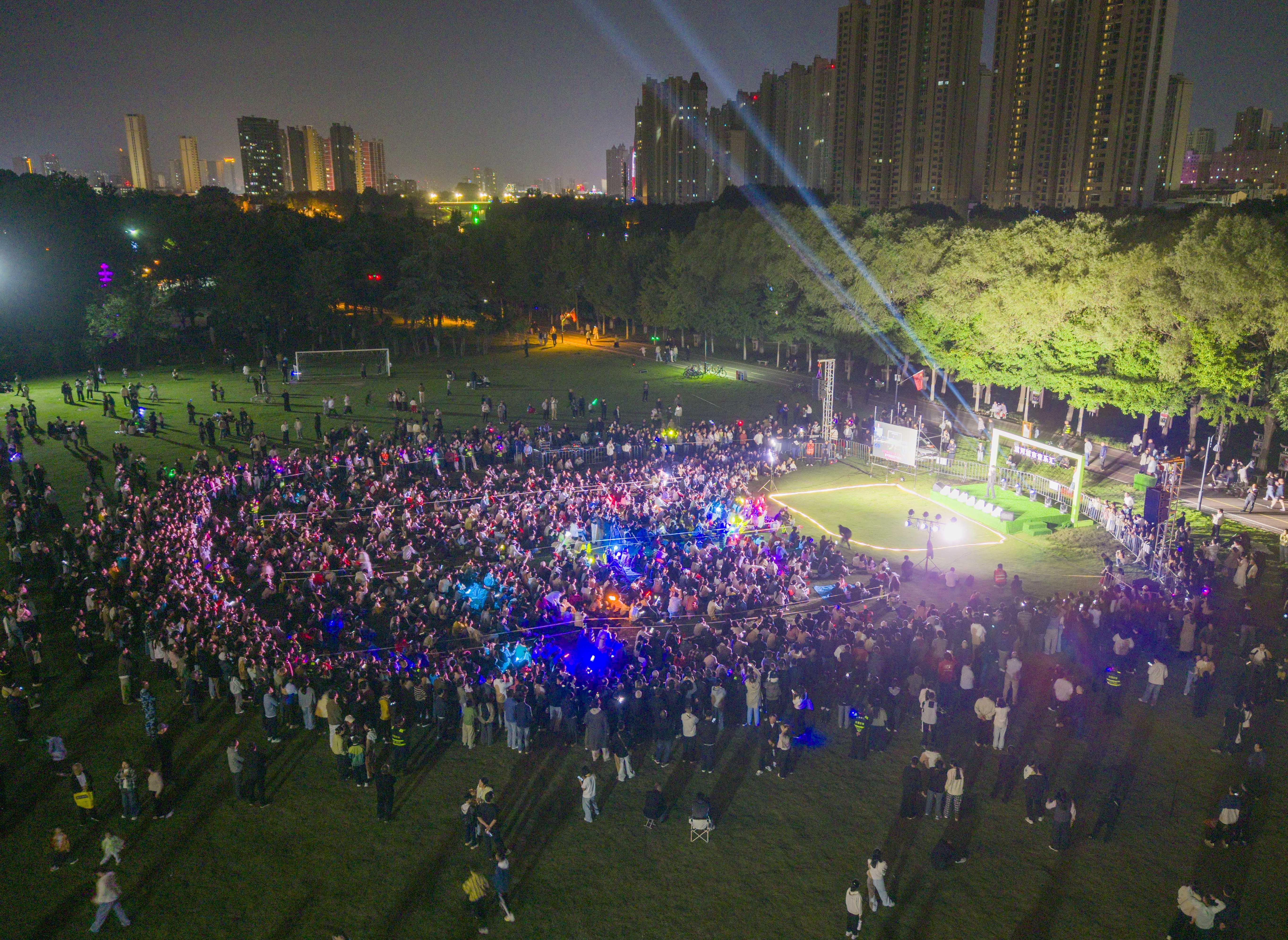 0918155685421427.jpg 喜迎华诞 漯河城市音乐汇温情开唱(分离图(3304939)-20261008091559.jpg